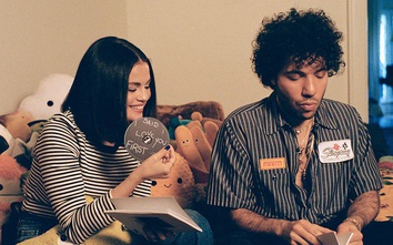 Selena Gomez và hôn phu Benny Blanco kể câu chuyện tình yêu nồng cháy