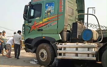 Xe đầu kéo chở máy đào lật ngang đèo An Khê, giao thông bị tắc hàng giờ