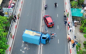 TP.HCM: Xe tải bất ngờ tông dải phân cách, lật ngang trên dốc cầu chữ Y