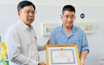 Tặng giấy khen cán bộ công an bị bỏng khi khống chế đối tượng nghiện ma túy