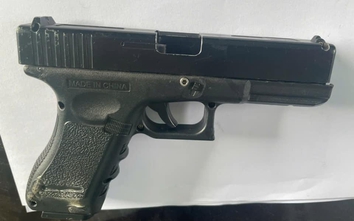 Nhóm con bạc mang... súng nhựa vào nhà dân đòi nợ