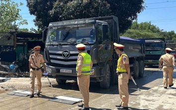 Xe quá tải lén lút hoạt động, CSGT Quảng Ngãi dàn trận bắt gọn