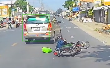 Lao ra đường thiếu quan sát, người phụ nữ đi xe máy bị ô tô đâm ngã