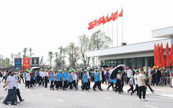 Dòng người nườm nượp đổ về Bảo tàng Lịch sử Quân sự dịp cuối tuần