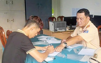 Tiền Giang: Tịch thu xe máy, phạt 16 triệu đồng nam thanh niên lái xe bằng chân