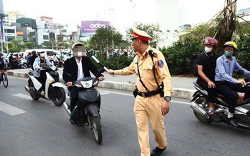 CSGT Hà Nội tăng cường xử lý hành vi vượt đèn đỏ, đi ngược chiều