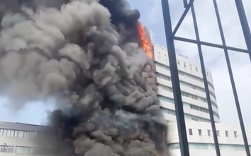 Hà Nội: Khói đen bao trùm cao ốc văn phòng 18 tầng trên phố Thái Hà