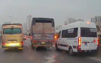 Ô tô tải quyết không nhường đường cho xe cứu thương