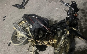 Xe máy tông trực diện ô tô, nam thanh niên bị hất văng lên cao