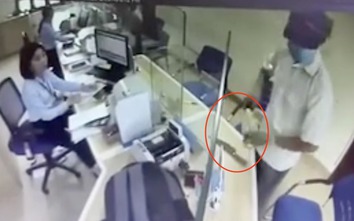 Hà Nội: Truy bắt đối tượng dùng dao cướp ngân hàng