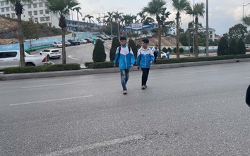 Quảng Ninh: Phớt lờ tử thần rình rập, vô tư trèo dải phân cách trên quốc lộ 18