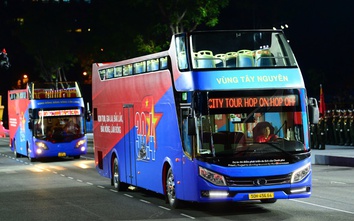 Xe buýt TP.HCM đồng loạt treo cờ Tổ quốc chào mừng đại lễ 30/4