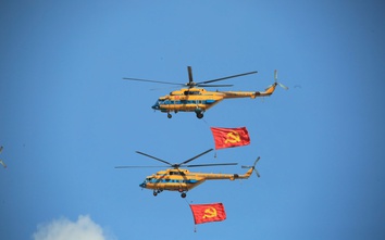 Xúc động khoảnh khắc trực thăng kéo cờ Tổ quốc, tiêm kích xé gió trên bầu trời TP.HCM