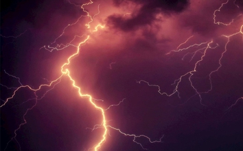 Kon Tum: Vợ chồng bị sét đánh khi làm rẫy, một người tử vong