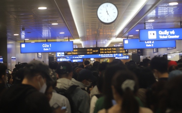 Xếp hàng từ 3h sáng đi metro vào trung tâm TP.HCM xem tổng duyệt diễu binh