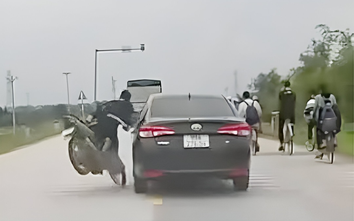 Đi xe máy lao vào ô tô, thanh niên ngã văng xuống đường