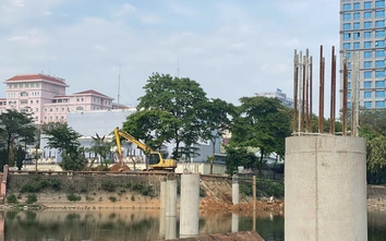 Bị phản ánh dùng cát đen đổ bê tông, các nhà thầu nói gì?