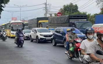Hàng nghìn phương tiện đổ về miền Tây, cầu Rạch Miễu 3 lần xả trạm thu phí