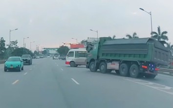 Xe khách quay đầu ẩu, suýt gây tai nạn giao thông