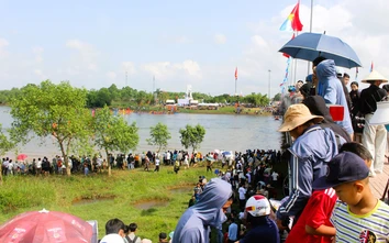 Hàng nghìn người dân đội nắng cổ vũ giải đua thuyền ngày hội thống nhất non sông