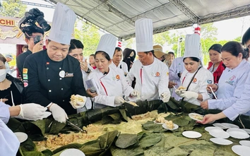 Cận cảnh bánh chưng 1,6 tấn tại lễ hội bánh dân gian ở Cần Thơ