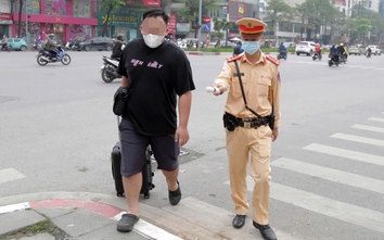 Hà Nội: Nhiều người đi bộ sai luật bất ngờ khi bị CSGT xử phạt