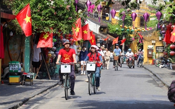 Du khách nườm nượp về phố cổ Hội An dịp lễ 30/4, check-in với cờ Tổ quốc