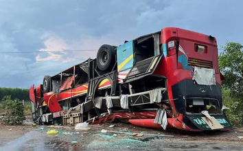 Xe khách giường nằm lật trên QL55, hàng chục hành khách may mắn thoát nạn