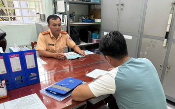 TP.HCM: Phạt 19 triệu đồng tài xế xe bán tải vượt đèn đỏ ở huyện Hóc Môn