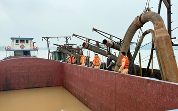 Hàng chục cảnh sát truy bắt 2 tàu "cát tặc" trên sông Hồng lúc rạng sáng