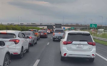 Các tuyến cao tốc và quốc lộ qua Đồng Nai ùn tắc kéo dài, phương tiện ùn ùn trở lại TP.HCM