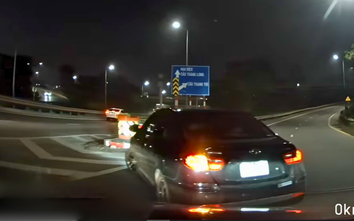 Ô tô phanh gấp vì xe con xi nhan phải, rẽ trái