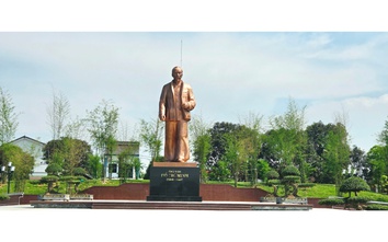 Khánh thành tượng đài “Bác Hồ về thăm quê” vào dịp Lễ hội Làng Sen