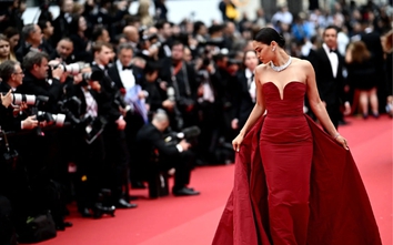 Khán giả "xí chỗ" xem sự kiện thảm đỏ trước ngày khai mạc LHP Cannes 2025
