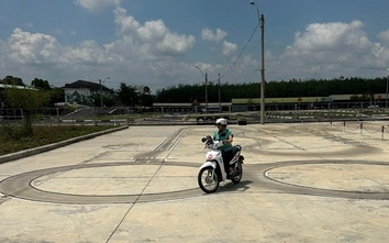 Gần 300 học viên tham gia kỳ sát hạch giấy phép lái xe do Công an Kon Tum tổ chức