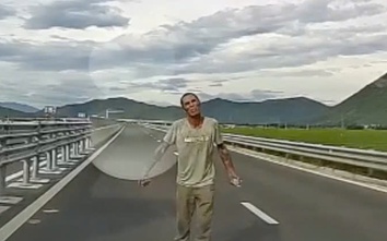 Người đàn ông cầm đá, chặn đầu ô tô trên cao tốc Vân Phong - Nha Trang