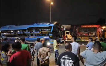 Xe khách giường nằm tông, leo lên dải phân cách trên đường Lê Đức Anh, giao thông ùn ứ