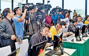 Báo chí cần gì để vượt khó?