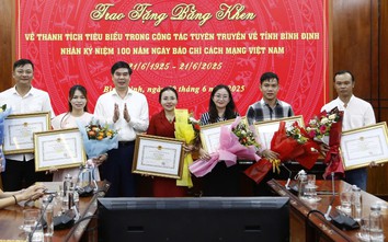 Phóng viên Báo Xây dựng nhận bằng khen và giải báo chí tỉnh Bình Định