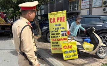 Cảnh sát dẹp cà phê dạo, sạp hoa quả chiếm vỉa hè, lòng đường dọc đại lộ Thăng Long