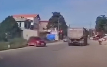 Ô tô tải chuyển làn ẩu, đâm xe con xoay ngang đường