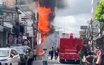 45 chiến sĩ, ba xe cứu hỏa dập tắt đám cháy cửa hàng điện thoại di động ở Cần Thơ