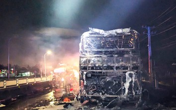 Xe khách giường nằm cháy trơ khung trên QL1 đoạn qua tỉnh Lâm Đồng