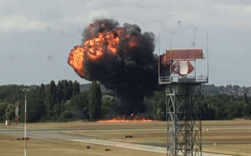 Máy bay rơi ngay sau khi cất cánh phát nổ như "quả cầu lửa" tại sân bay Anh