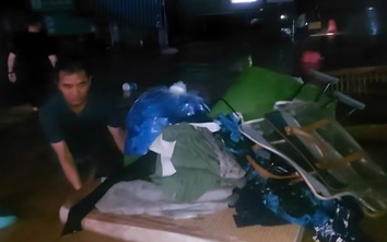 Diễn biến bão số 3: Nước ngập đến cổ, người dân Nghệ An chạy lũ trong đêm