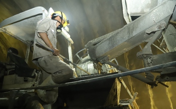 Câu chuyện của những người xuyên đá, mở đường qua đại ngàn miền Trung