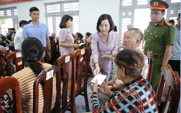 Phó Chủ tịch Quốc hội Nguyễn Thị Thanh thăm và tặng quà gia đình chính sách ở Tây Ninh
