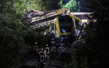 Đức: Đoàn tàu chở 100 khách trật đường ray, nhiều người thương vong