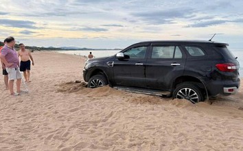 Lái ô tô xuống bãi biển, người đàn ông bị phạt 5 triệu đồng