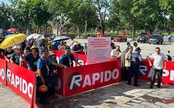 Nắng nóng không cản bước người hâm mộ mua vé chung kết VTV Cup 2025